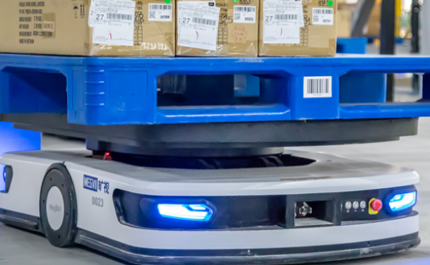 AMR作為一種具有自主感知、路徑規(guī)劃和避障等核心技術(shù)的移動(dòng)機(jī)器人技術(shù)，它們能夠在不同的環(huán)境中自主移動(dòng)并執(zhí)行各種任務(wù)。